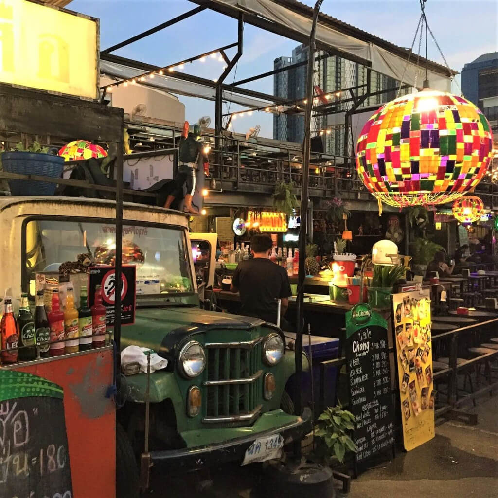 バンコクの市場にあるオシャレなバー